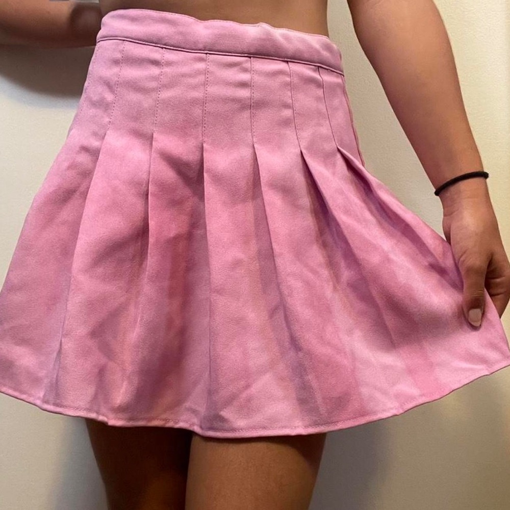 pink pleated skirt!